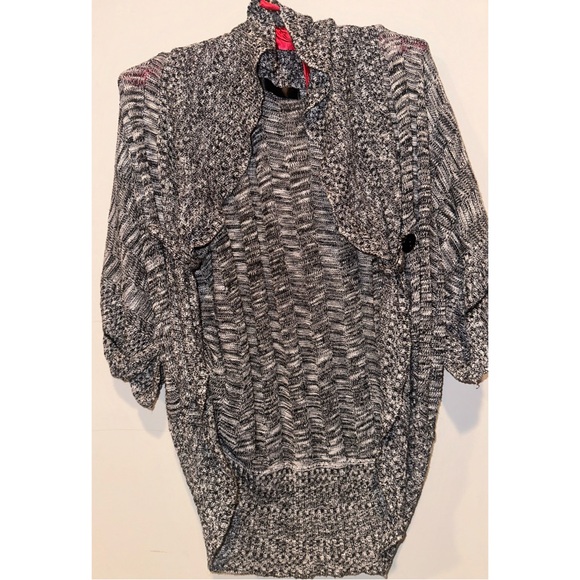 Grey and White Short Sleeved Buttoned Shawl - Picture 3 of 12